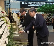 헌화하는 이기철 재외동포청장