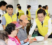 [교육소식]충북교육청 홀몸노인 급식 봉사활동 등