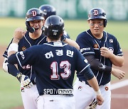 [포토S] 김재환, 스리런 날리고 허경민과 하이파이브