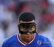 '손흥민이 집어던질 만하네' 음바페, 마스크에 고전 중…"땀 흘리면 눈이 따갑다"