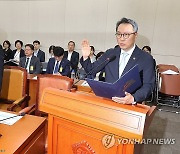 증인 선서하는 박민수 복지부 차관