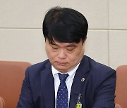 시계 보는 임현택 의협 회장