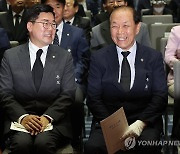 백범 김구 추모식서 대화 나누는 여야