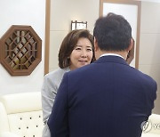 나경원 의원·박완수 지사 악수