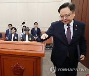 선서문 제출 위해 이동하는 조규홍 복지부 장관