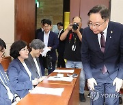 싸늘한 시선 교환하는 조규홍 복지부 장관과 임현택 의협 회장