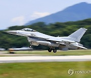 이륙하는 한국 공군 F-16 전투기