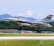 충주기지서 이륙하는 미 공군 F-16 전투기