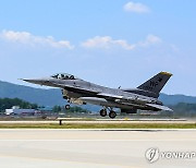 이륙하는 미 공군 F-16 전투기