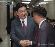 권성동 "대표 후보 캠프에 보좌진 파견은 당규 위반"