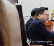 복지위 의대증원 공방…"대통령 뜻 아닌가" "국가의 책무"(종합)