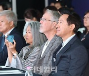 [포토]오세훈 시장-샘 리처드 교수, 서울 약자동행 포럼에 참석