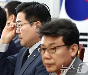 안경 고쳐쓰는 박찬대 원내대표