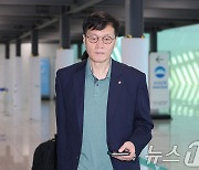 출국하는 이창용 한국은행 총재