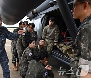 공군의 구조장비 살피는 이국종 국군대전병원장