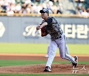 공 던지는 LG 선발 이상영