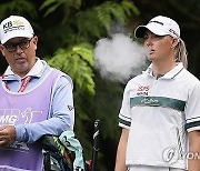 '뭔가 멋있다' LPGA 찰리 헐, 팬이 내민 담배 개비에 사인 '화제'