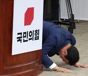 큰절 하며 지지 호소하는 박덕흠 국회부의장 후보