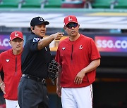 [ST포토] 심판과 이야기 하는 이숭용 감독