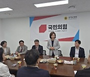 경기도의회 찾은 당권 주자 나경원 "국힘 무기력 깨울 것"