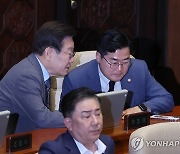 대화하는 이재명 전 대표-박찬대 당대표 직무대행 겸 원내대표