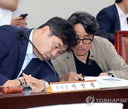 얘기 나누는 이인재 최저임금위원장과 권순원 교수