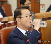 목 축이는 이정식 고용노동부 장관