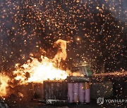 열폭주 일으키며 폭발하는 리튬 배터리