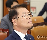 눈감은 이정식 고용노동부 장관