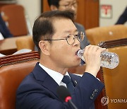 목 축이는 이정식 고용노동부 장관