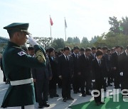 [포토]현충탑 참배하는 우원식 국회의장-상임위원장들