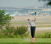 [포토] 방두환 '인천 공항을 배경삼아 날린다'