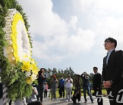 한동훈 전 위원장, 유엔기념공원 참배