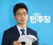 민주당 전준위 회의 결과 브리핑하는 정을호 대변인