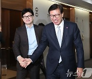 박형준 시장과 악수하는 한동훈