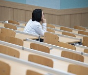 의료제도 개혁 관련 심포지엄 경청하는 교수