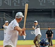 호국보훈의 달, 시구 나선 미2사단·한미연합사단 부사단장