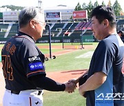 [포토] 김경문 감독 '김태형 감독과 오랜만에 인사'