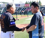 [포토] 김태형 감독 '김경문 감독님 반갑습니다'