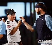 [포토] 김태형 감독 '윌커슨 승리투구 땡큐'