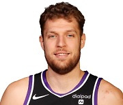 [NBA Trade] 토론토, 맥대니얼스로 미첼과 베젠코프 확보