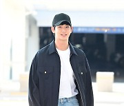 [현장포토] "마주치면, 설렘"…김수현, 로맨틱 출국