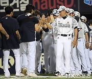 ‘베어스 국대 우완’ 최고 155km·무사사구 복귀전에 국민타자도 반색 “벤치 기대 완벽 부응했어”