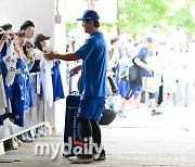 [MD포토] 강민호 '출근하자마자 팬서비스'