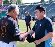 '6년 만에 다시 만난' 김경문 감독과 김태형 감독…"좋은 경기할 것이다" [MD부산]