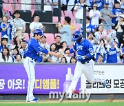 [MD포토] 박병호 '삼성 원정팬들도 깜짝 놀란 첫 타석 홈런'