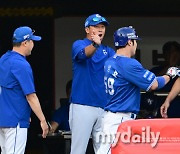 [MD포토] 박병호 홈런에 삼성 더그아웃은 축제 분위기