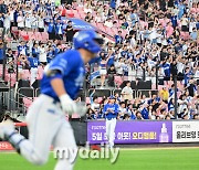 [MD포토] 삼성 홈런포에 기뻐하는 원정 팬들