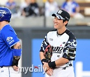 [MD포토] 오윤석 '병호 형, 오랜만에 만나니 좋아요'