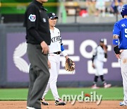 [MD포토] 김상수 '병호 형, 요즘 삼성 어때요?'